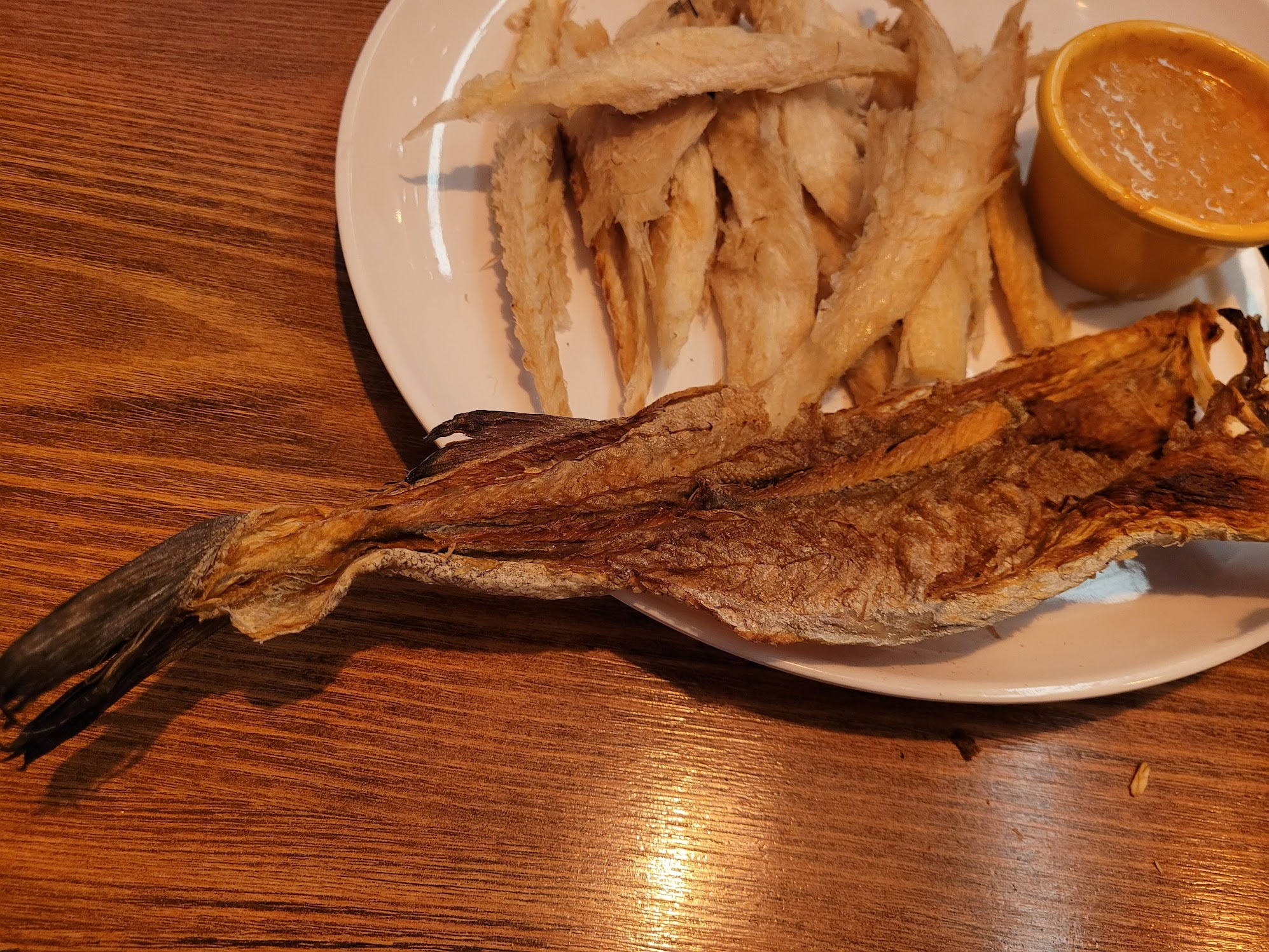 잘 손질된 촉촉 숙성 먹태와 특제 소스 그리고 껍질 튀김