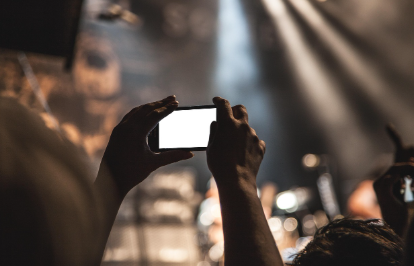 무대를 즐기는 관객이 무대를 촬영하는 모습