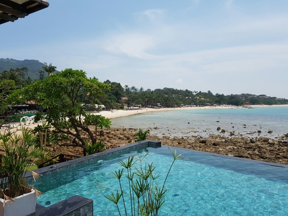 더 사란 호텔 수영장 전경