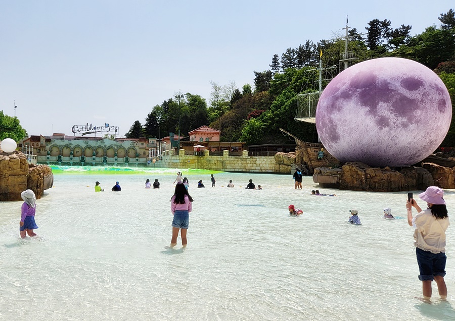 낮 12시~ 2시까지는 햇볕이 있어 물에 들어가는 아이들이 많았음