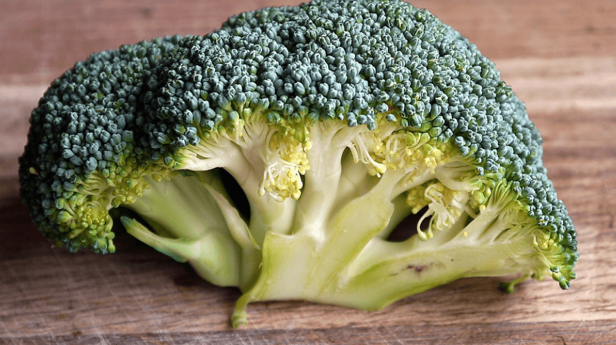 잘라져 있는 브로콜리 두 송이