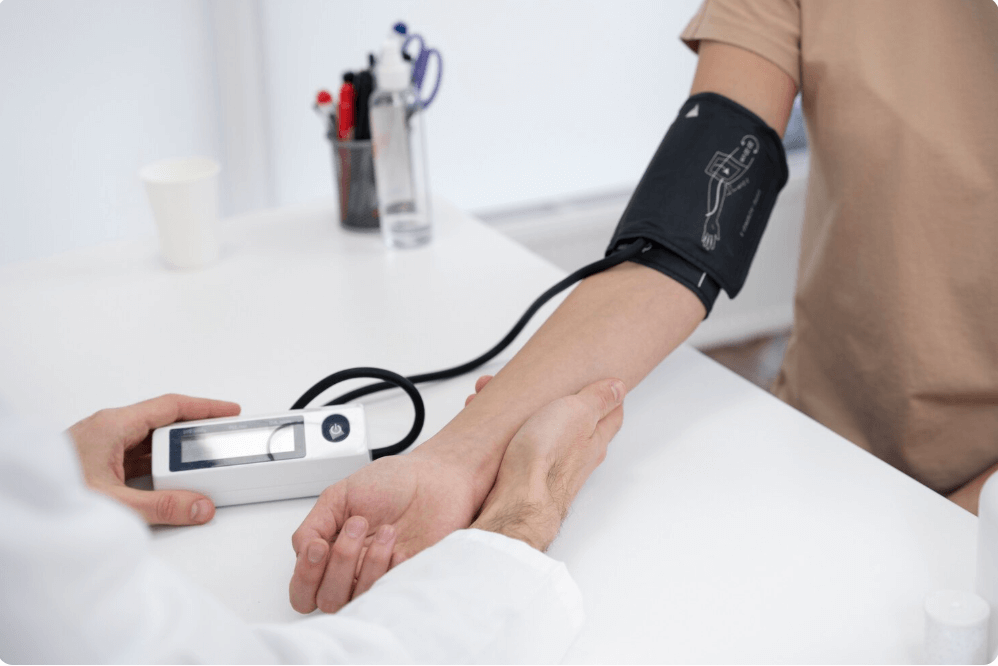 환자의 혈압을 재고 있는 의사