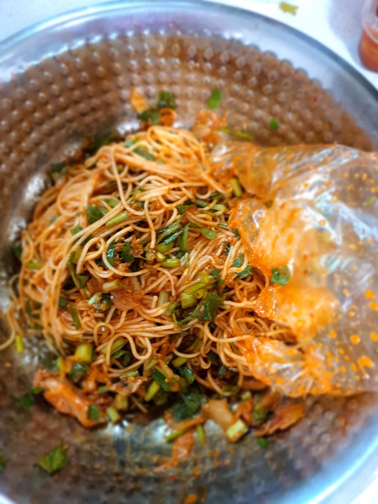 삶은-중면에-양념장과-야채를-넣고-비벼줍니다.