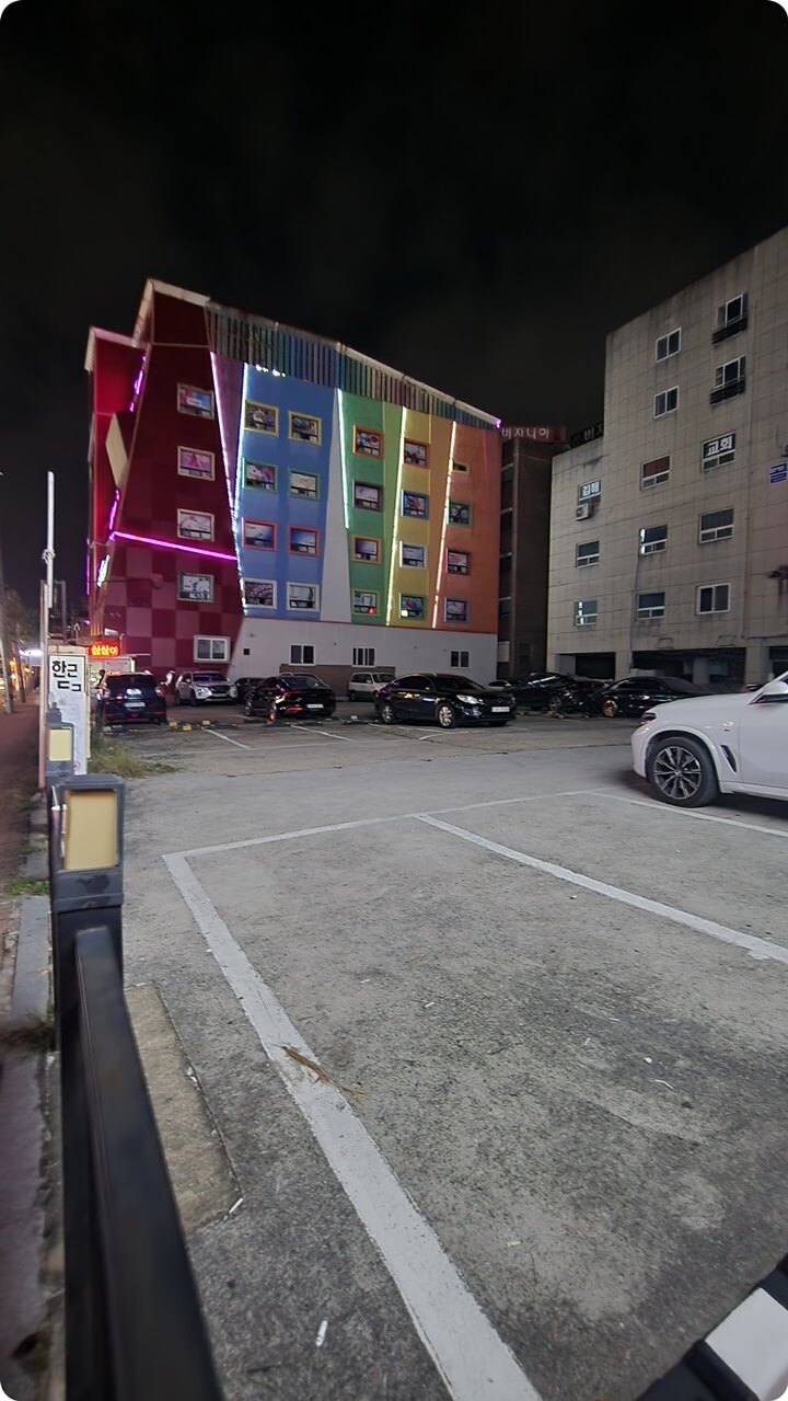 차들이 주차해있는 공간