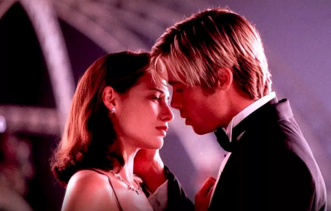 수잔과 조가 서로를 바라보면 키스하려는 순간