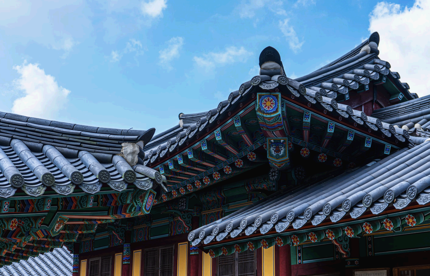 용마루와 귀솟음: 지붕 끝에서 발견되는 전통 건축 기술