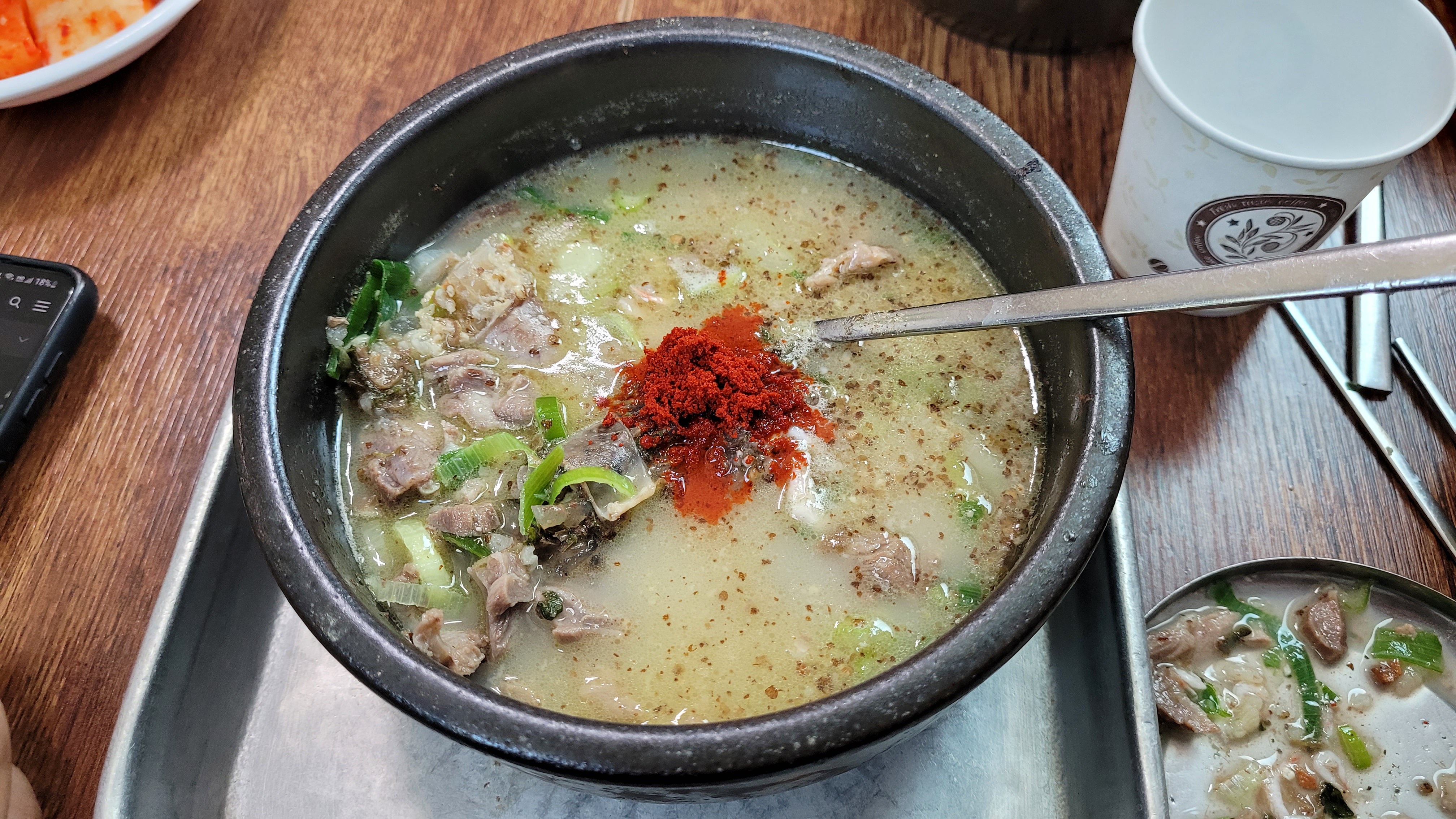 고운 고추가루를 넣은 순대국