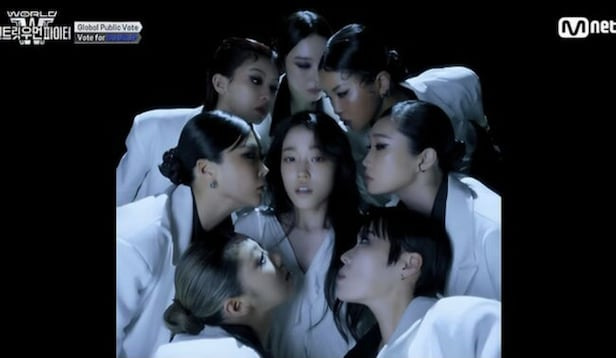 머리를 깔끔하게 묶거나 단정한 여성댄스 6명이 가운데의 악몽을 꿈꾸는 사람 역할의 댄서에게 얼굴을 바짝 붙이고 시선을 바라보고 있다.