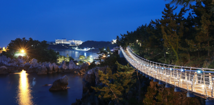 출렁다리에서의 노을과 밤바다 야경