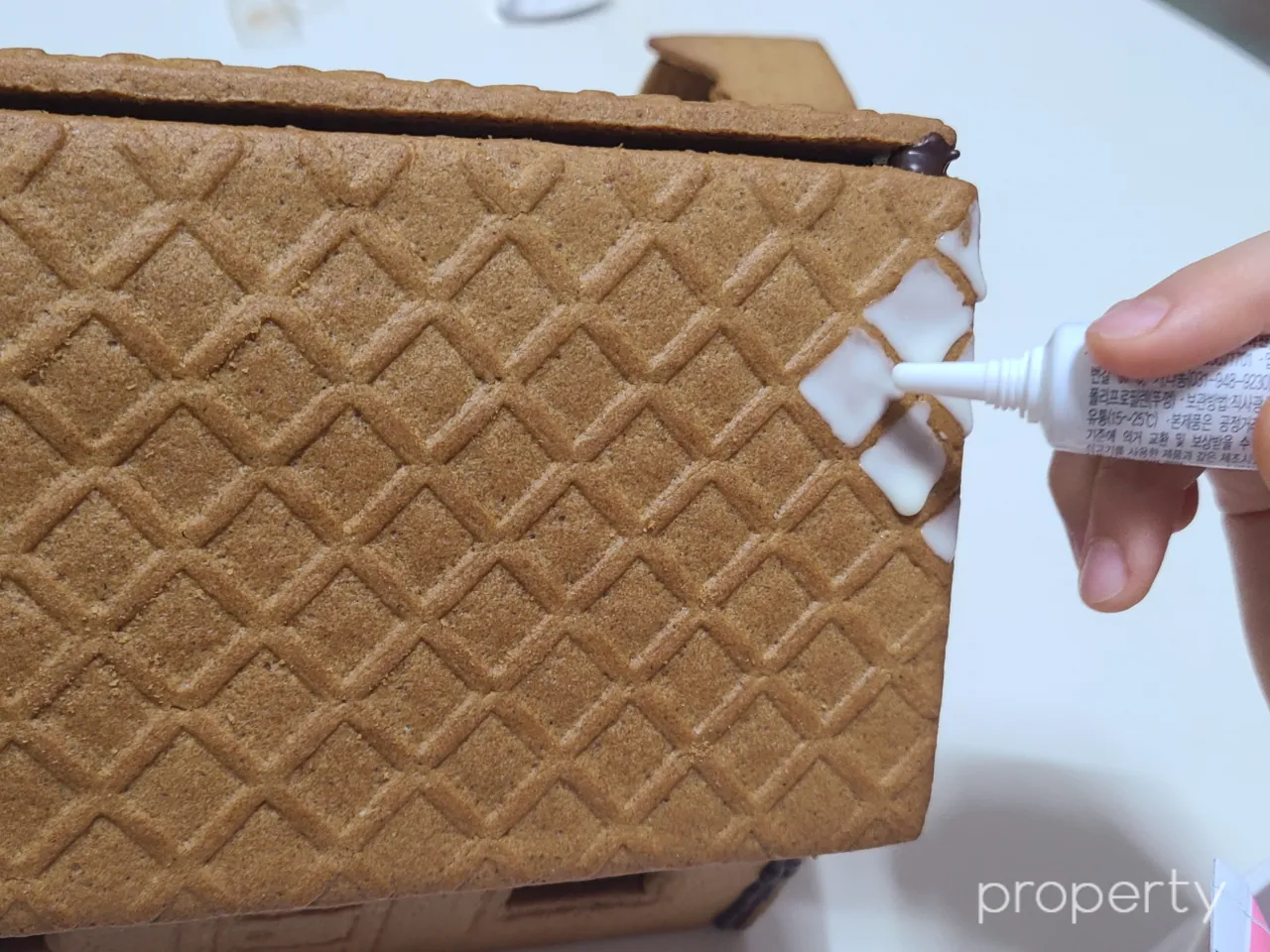 과자집-지붕을-화이트초콜릿으로-꾸미는모습