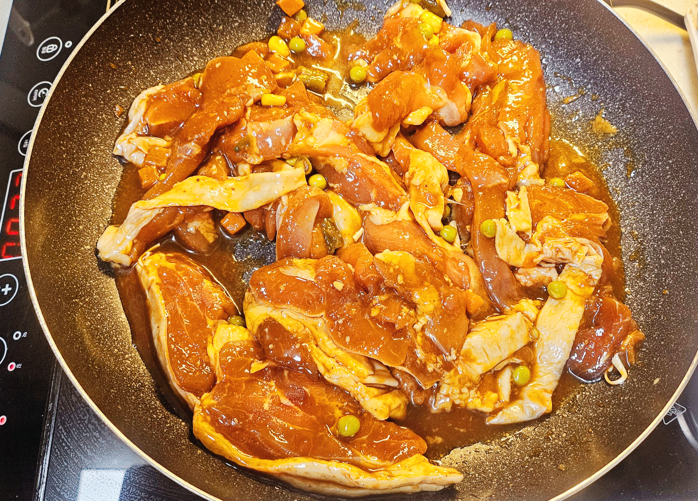 양념이 된 닭고기를 팬에 볶아주는 사진