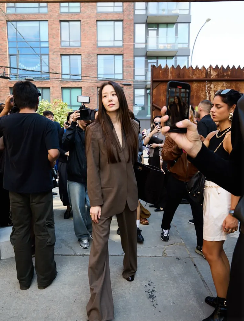 고현정 COS, 고현정 패션, 고현정 코트, 고현정 COS 패션, 2025 미니멀룩, COS 가을 코트, COS 와이드 팬츠, COS 공식몰 할인, COS 세일, COS 신상, COS 네이버 쇼핑, COS 퍼플코인 이벤트, MZ세대 인기 미니멀 브랜드, COS 꾸안꾸룩, COS 셀럽 패션, COS 직구, COS 특가