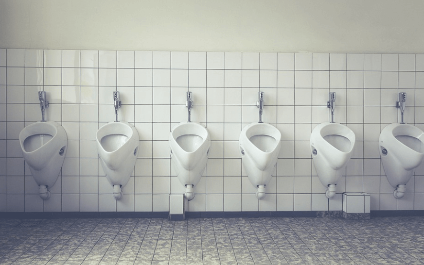 소변이 자주 마려운 증상에 도움이 되는 소변기가 놓여 있다