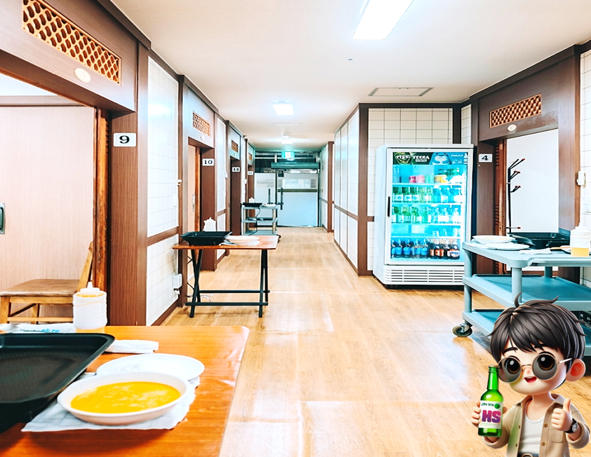 통로 양 옆으로 개별 룸들이 이어져 있고, 룸들 앞에는 굽기 전용 트레이가 구비되어 있는 모습
