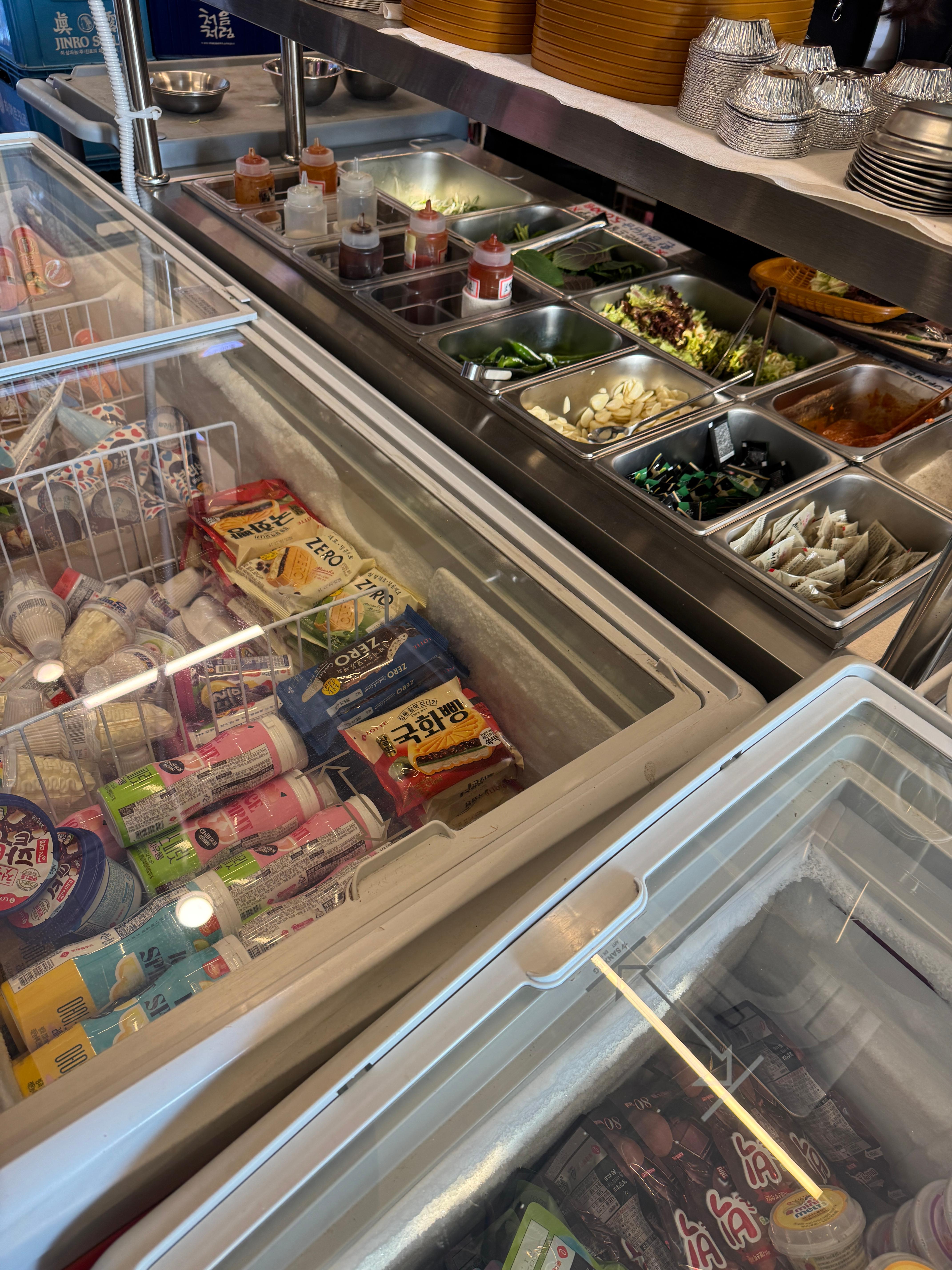 바베큐팩토리 감북점 매점 쌈채소 셀프바&amp;#44; 상추와 마늘 등 바베큐용 채소를 자유롭게 이용하는 공간 