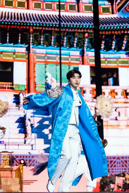 임영웅-콘서트-IM-HERO-앙코르-서울-곤룡포를-입고-노래-하는-임영웅