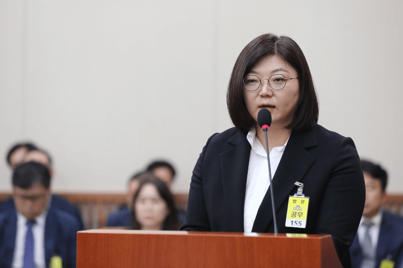 김주용-어도어대표-국정감사-출석-검은양복