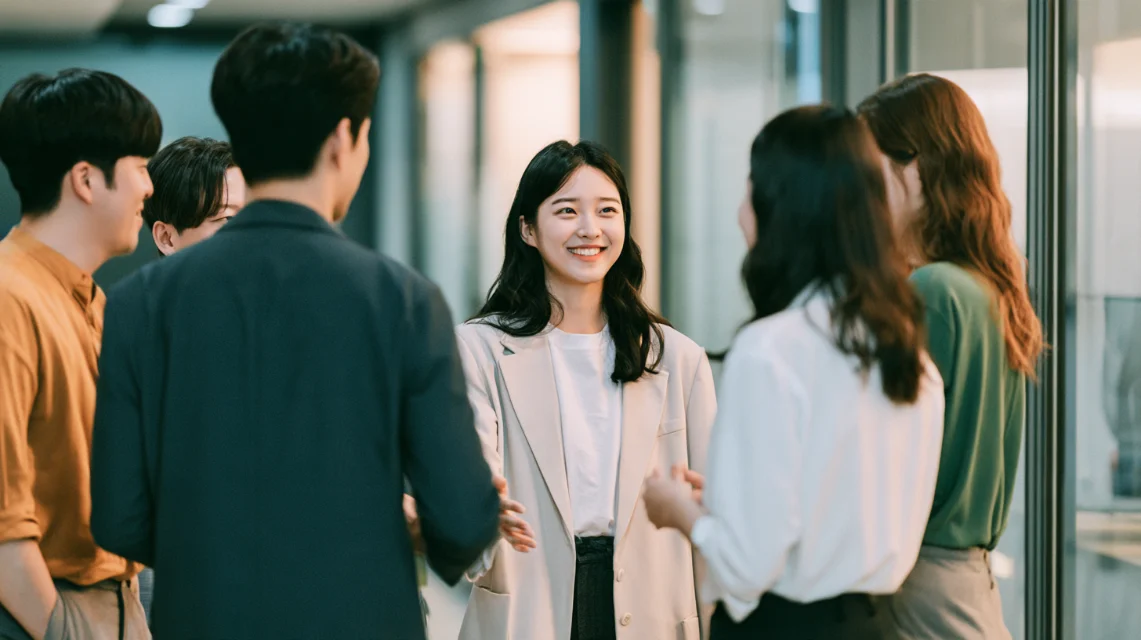 출근 첫날 팀원들에게 소개받는 신입 사원