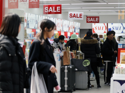 알트태그-쇼핑중인 외국인 관광객