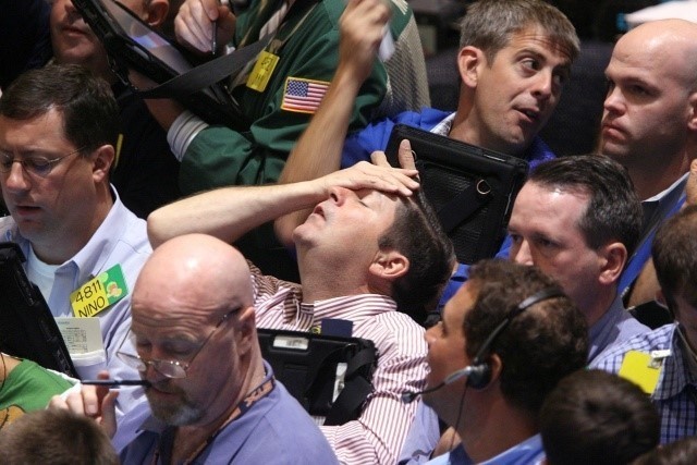 금융위기와-경제-대공황으로-인해-많은-사람들이-심각한-표정을-지으며-실망스러워-하고-있다.