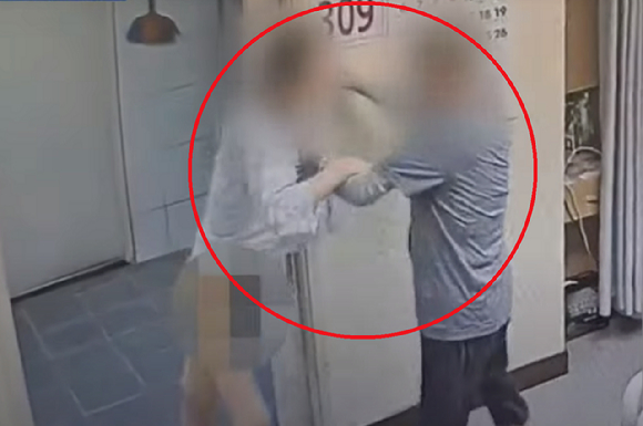 인천 지역 요양병원에서 환자들을 폭행&middot;학대한 정황이 드러난 가운데 해당 병원 측은 "최선을 다한 결과"라는 입장을 밝혀 공분을 사고 있다. 위 사진은 간병인 A씨가 화장실 볼일을 보던 10대 뇌질환 환자를 폭행하는 모습. [사진=KBS 보도화면 캡처]