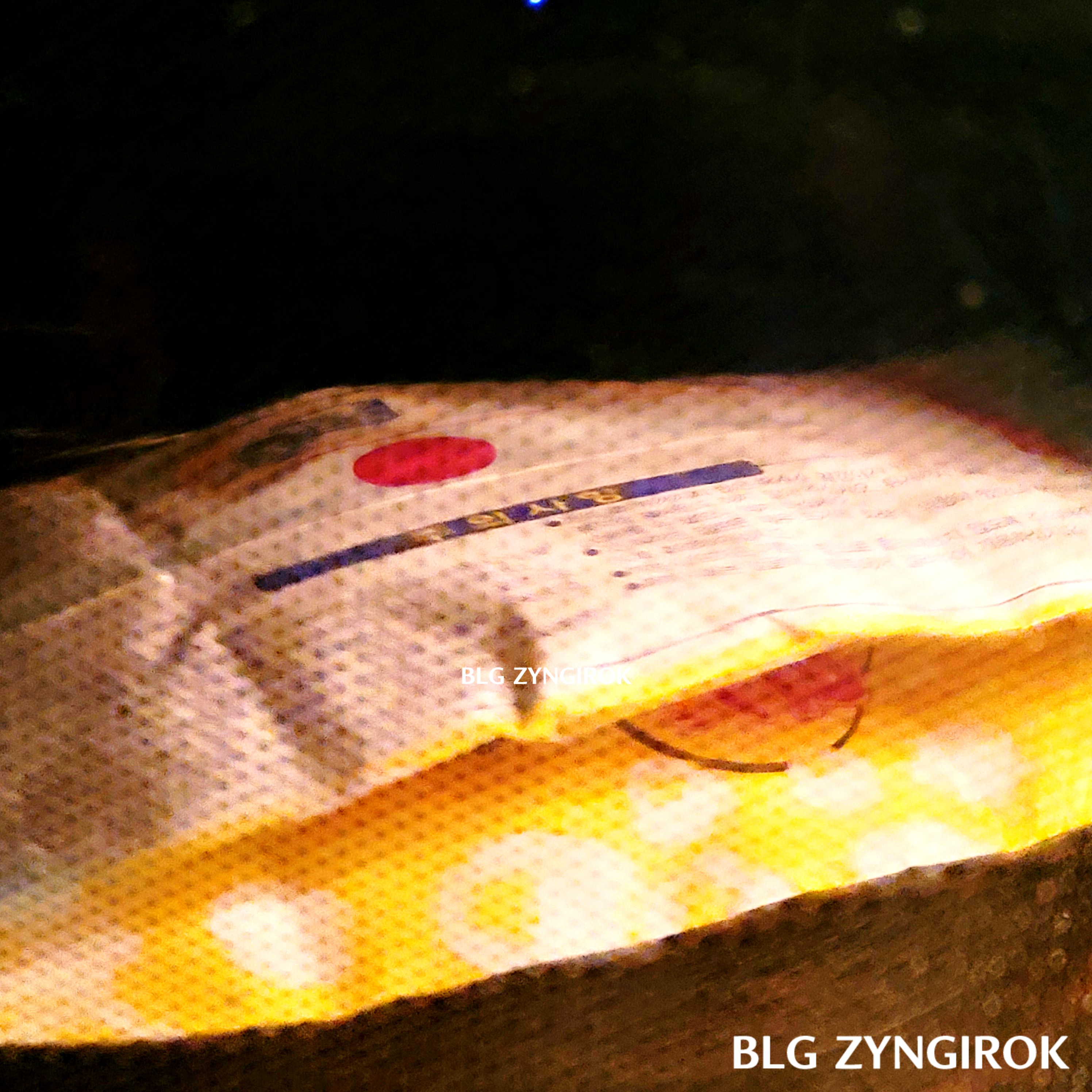 노브랜드 팝콘이 전자레인지에서 조리 되고 있는 모습이다. 봉투가 부풀어 오르기 시작했다.