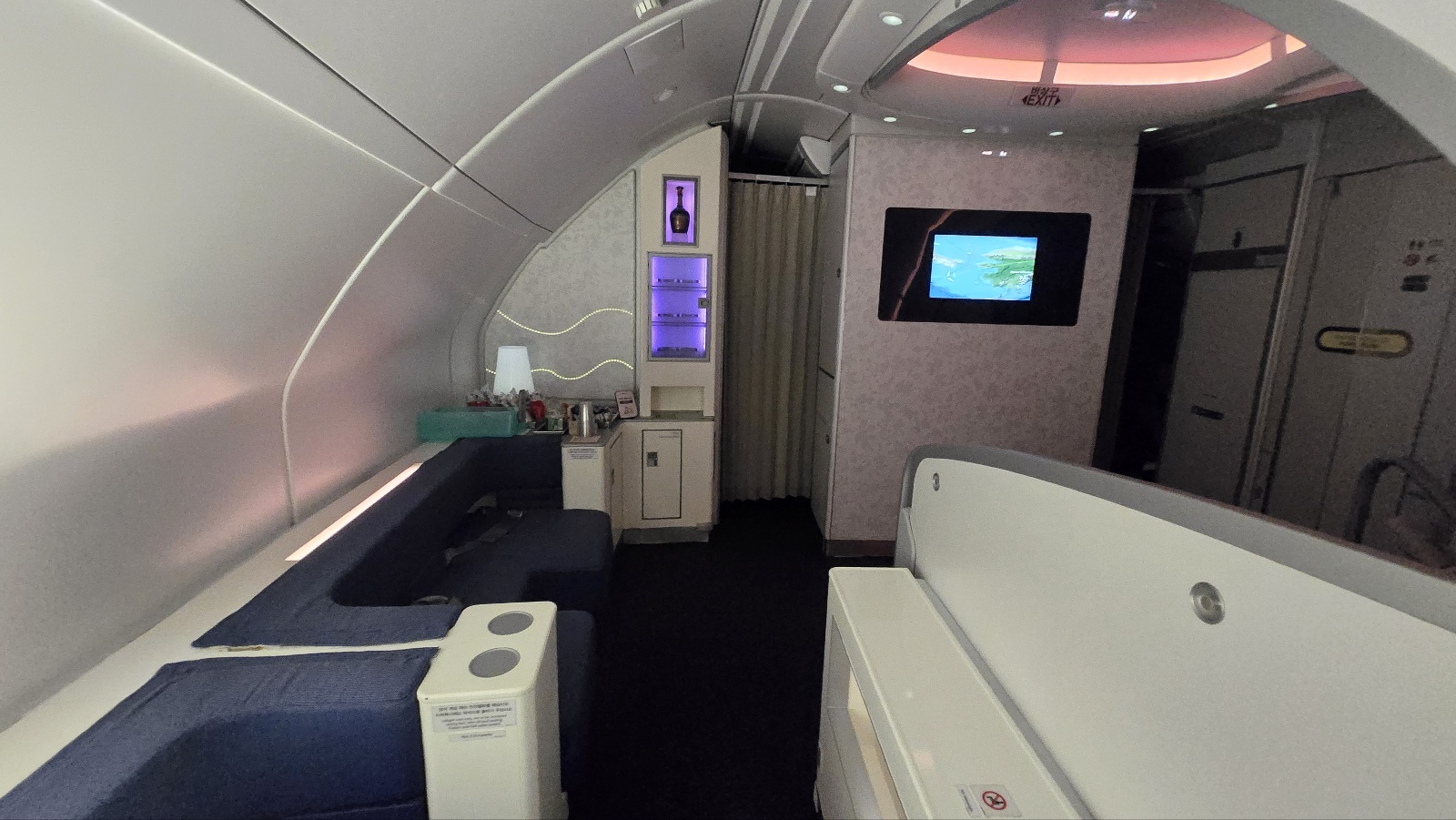 직접 찍은 비행기 앞쪽 라운지 사진