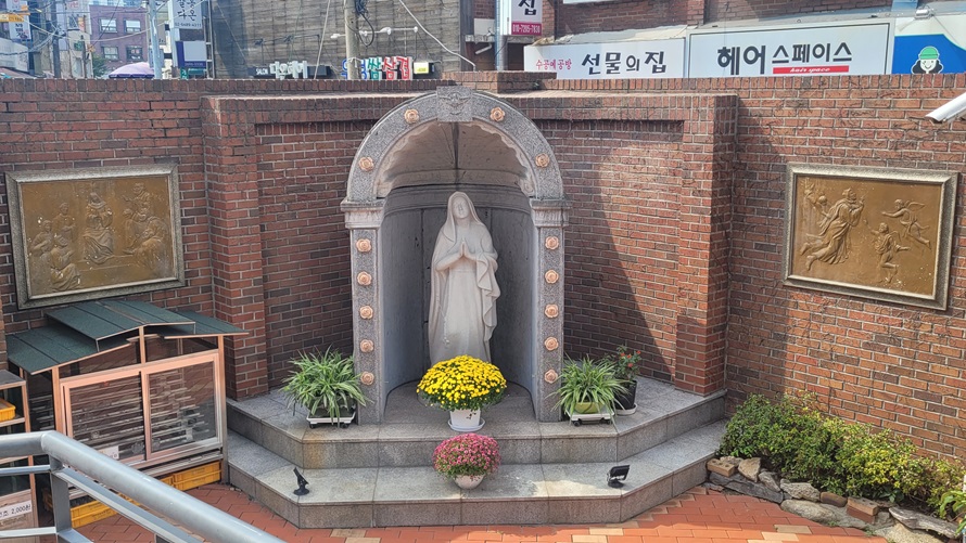 서울 신정동성당 성모동산