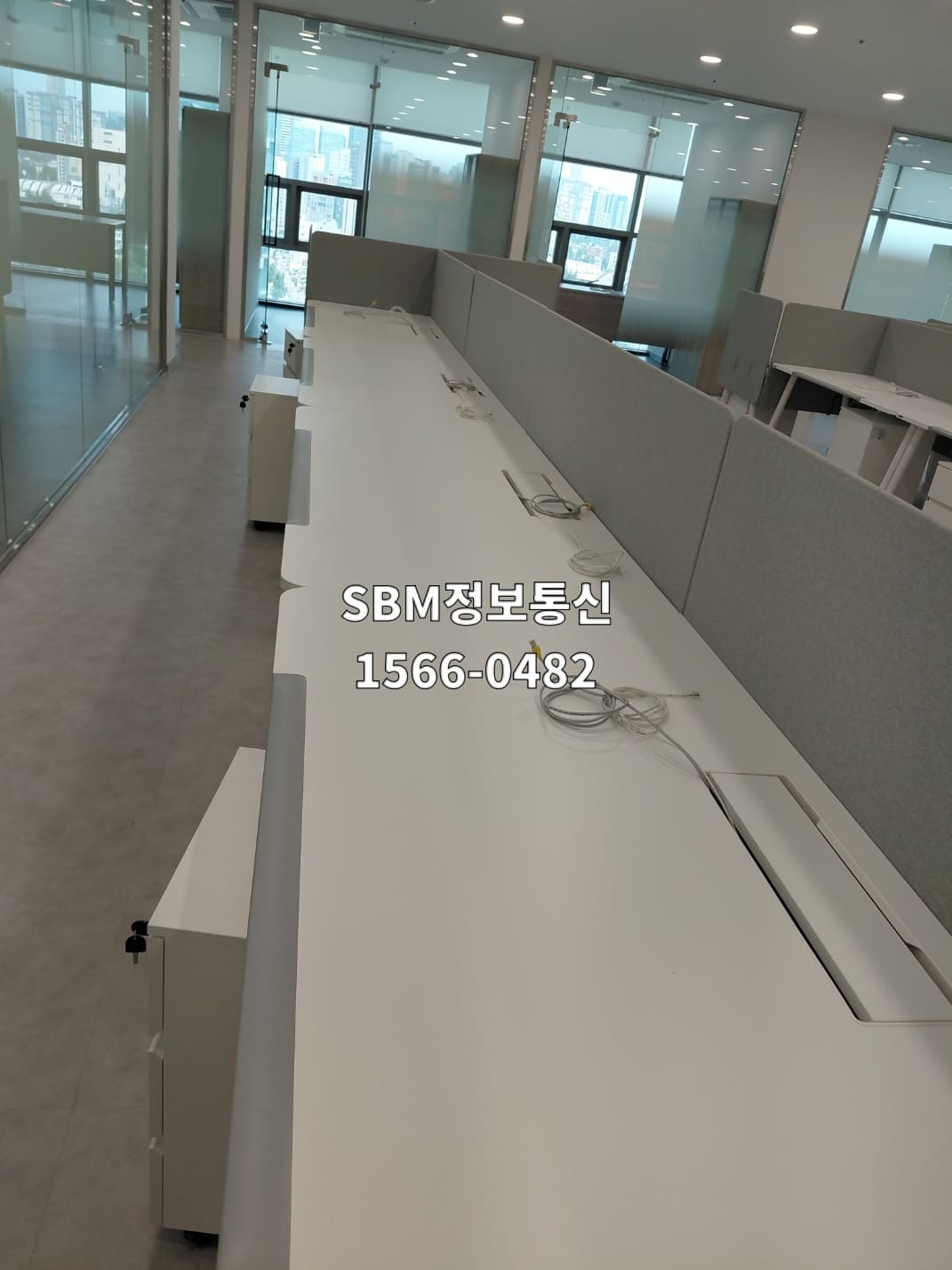 [현장 팩트 1] 긴 업무 테이블의 좌석별 상판 케이블 인입구와 통신 케이블