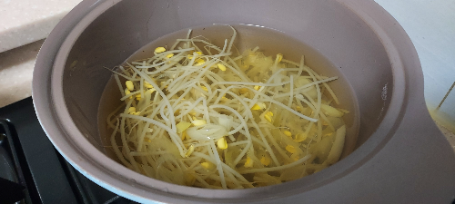 냄비에 담긴 콩나물 국