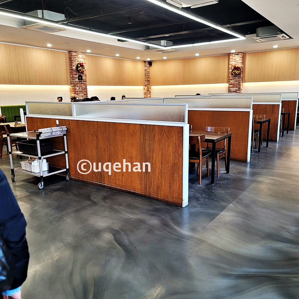 양주 밀곳 홀 사진이다. 사이드에도 자리가 있고 가운데는 칸막이가 설치되어 있는 자리들이 있다.