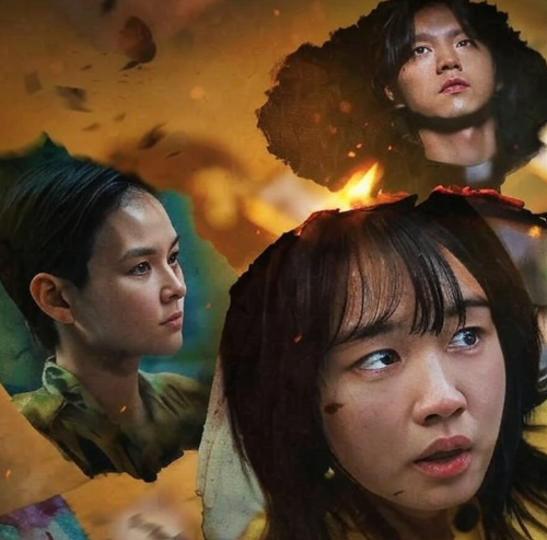 종말을 연상케 하는 배경에서 두 명의 여성과 한 명의 남성이 종말을 앞두고 있는듯 한 표정