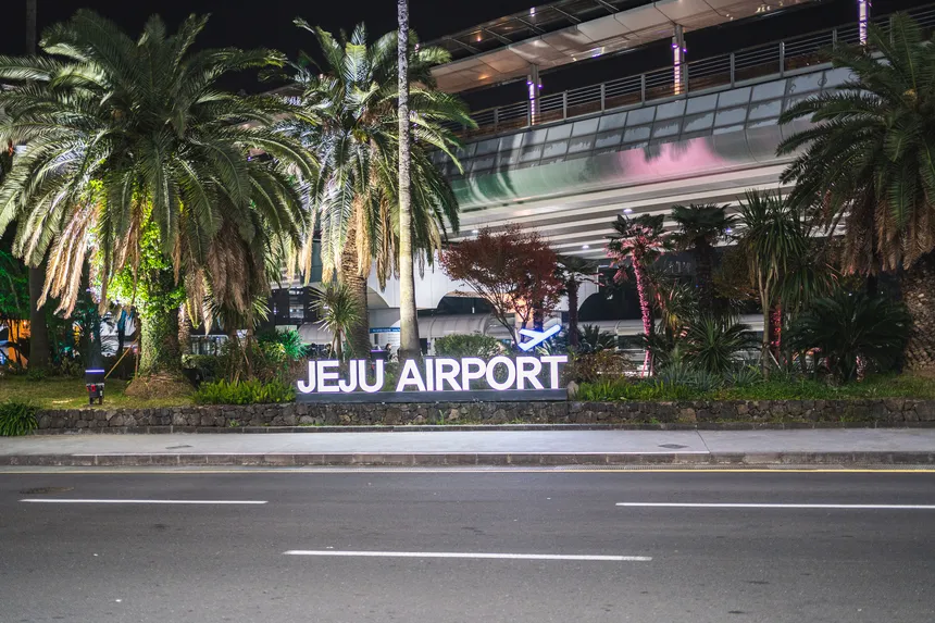 제주공항에서 실시간 운항정보를 확인하는 여행객의 모습