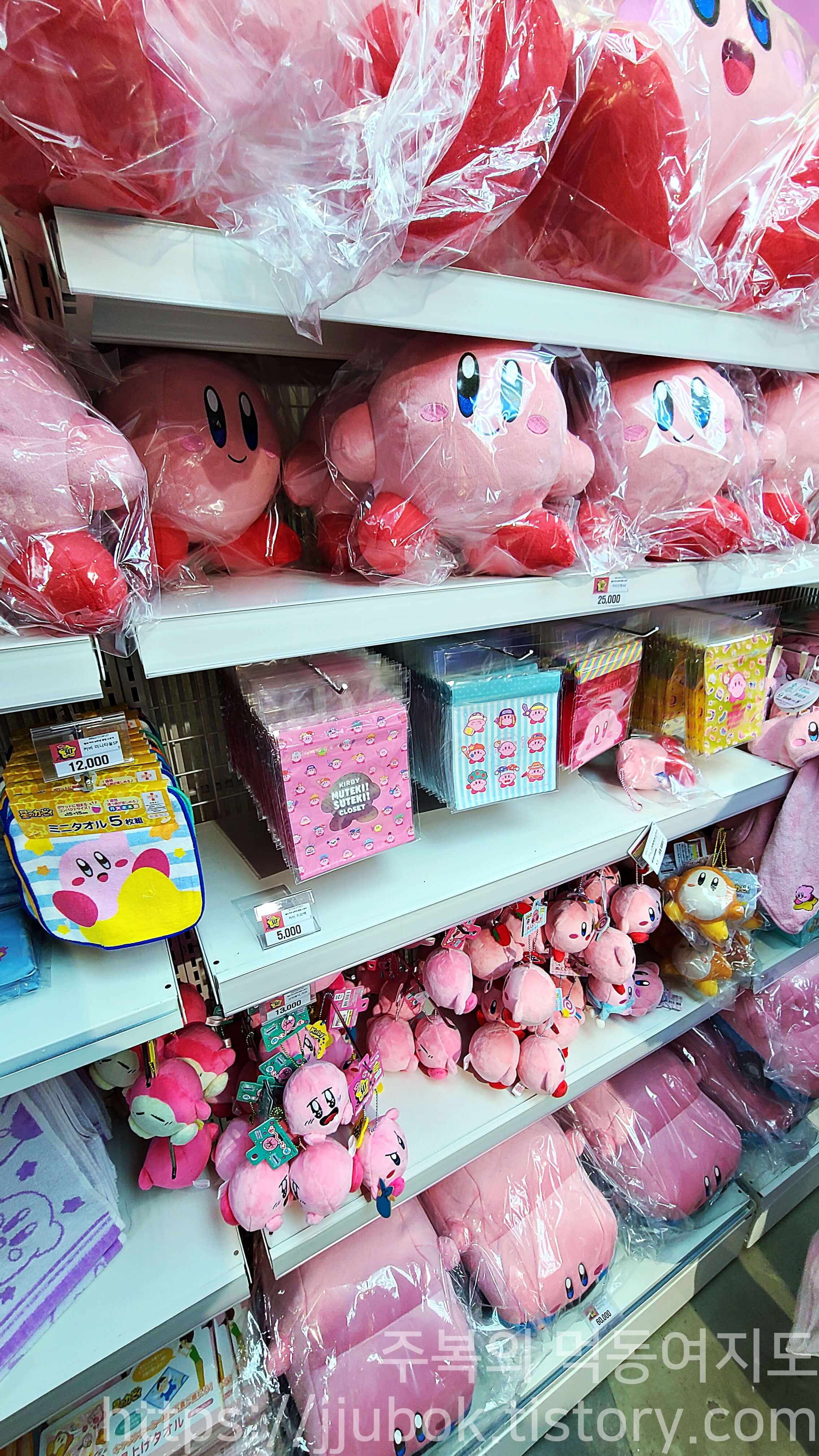 별의-커비-30주년-팝업-스토어-판매-굿즈-진열장-9