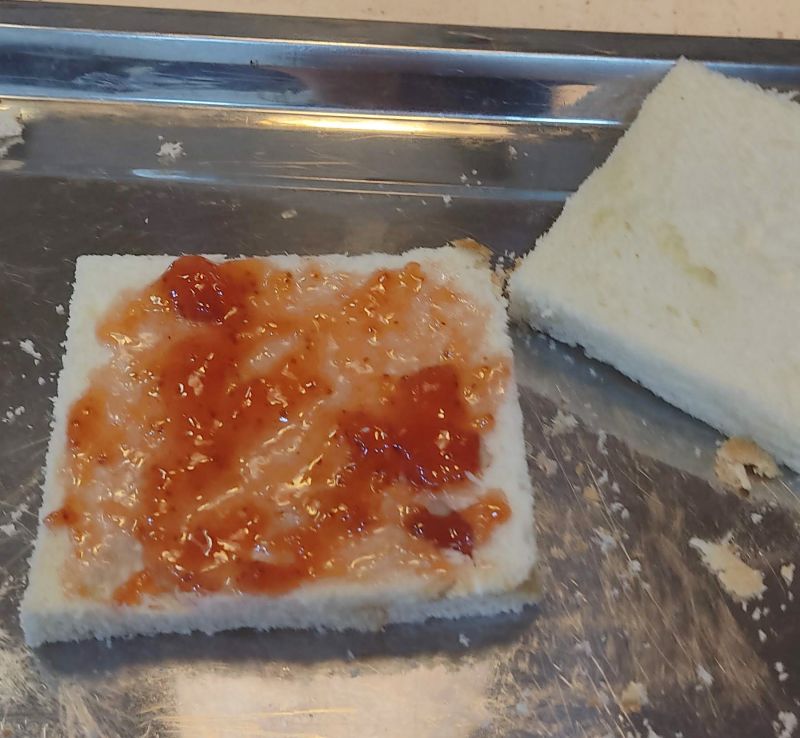 모서리를 잘라준 식빵에 잼을 발라줌