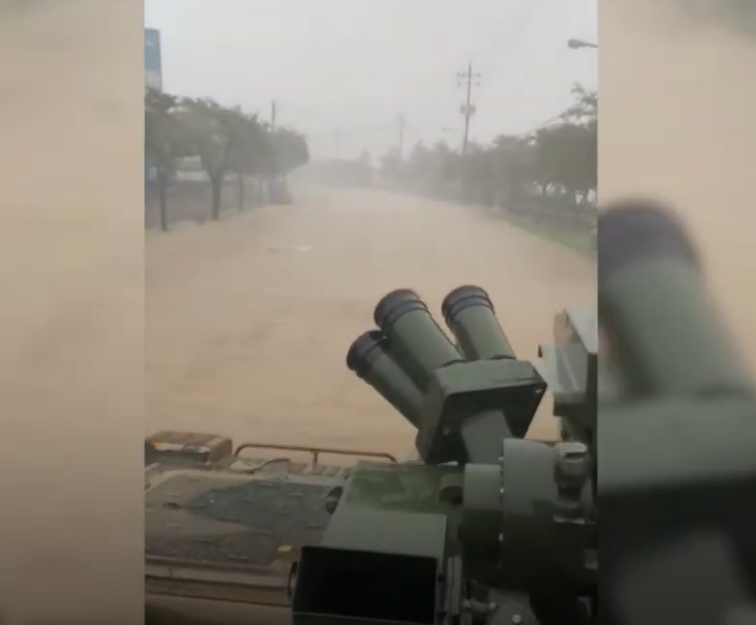 해병대 장갑차 주민 구조