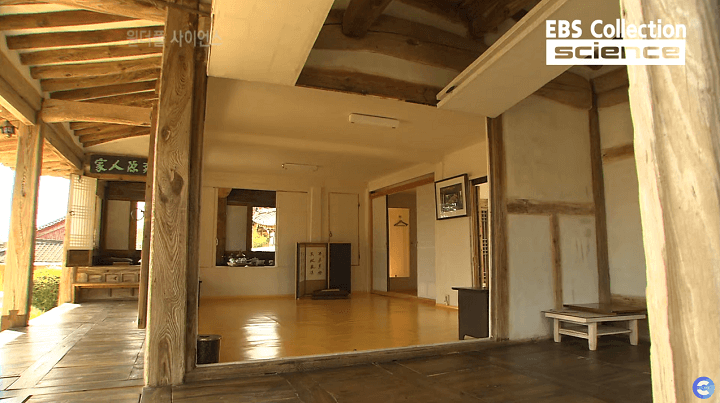 한옥 내부 문 개방한 모습