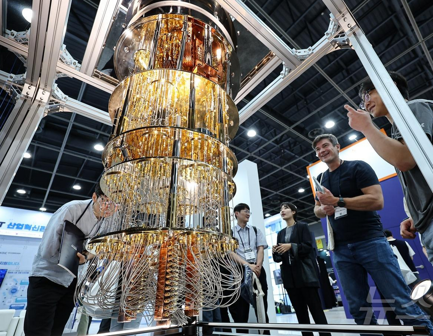 24일 서울 서초구 aT센터에서 열린 '퀀텀코리아 2025'에서 관람객들이 양자컴퓨터 모형을 살펴보고 있다. 2025.6.24