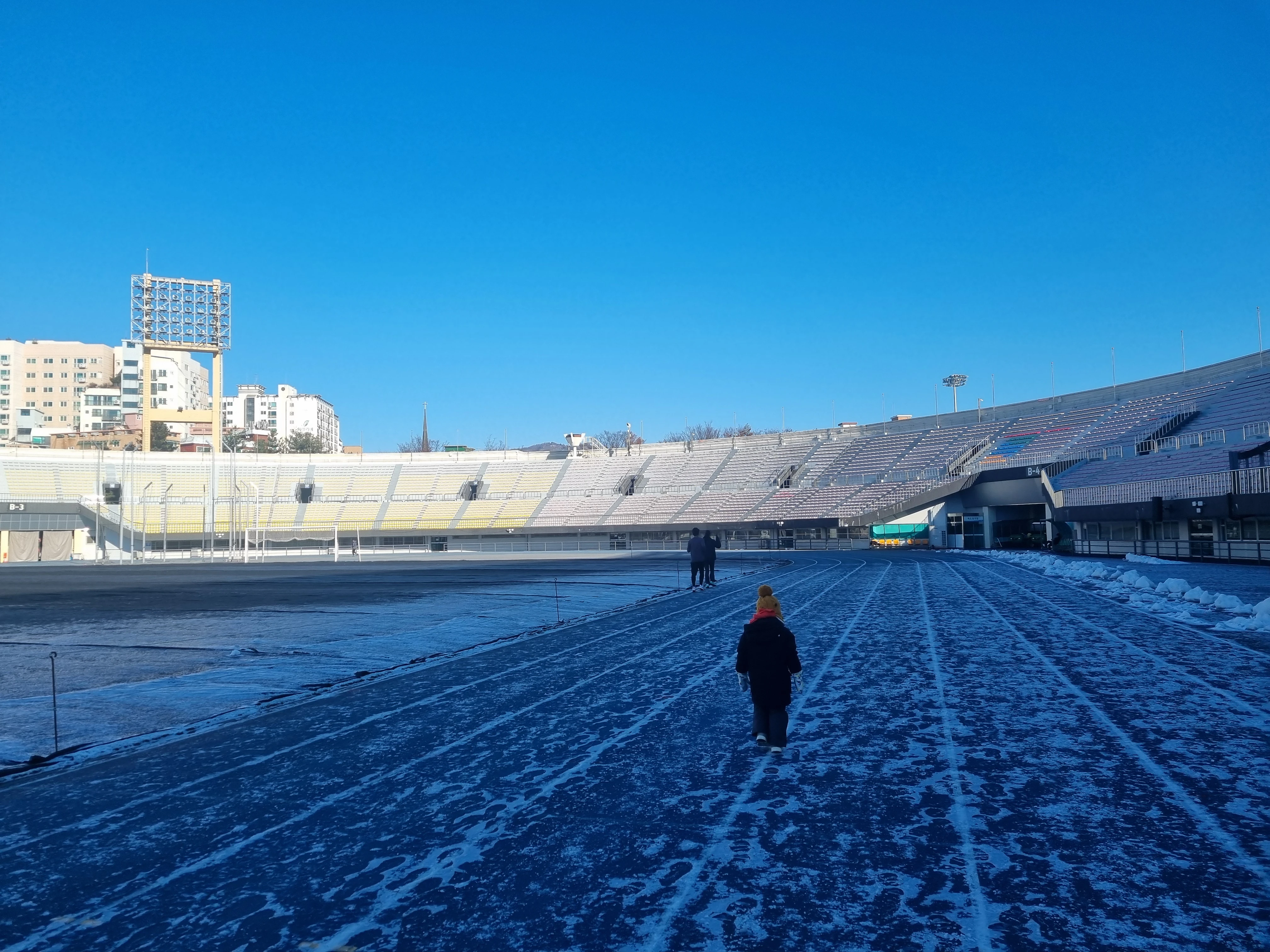 해가 들지 않는 달리기 트랙 위 얼음이 녹지 않음