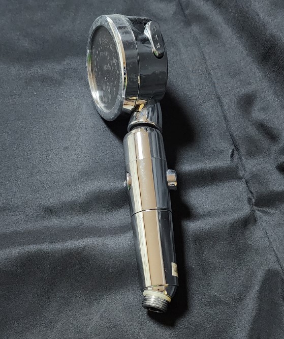 손잡이와 둥근 헤드가 있는 코멧 홈 3단 수압조절 절수 샤워기 헤드의 전체 모습