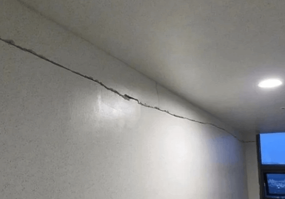 &ldquo;이게 30억?&rdquo; 초고가 아파트 하자 논란 확산