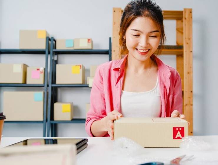 택배를 받는 여자