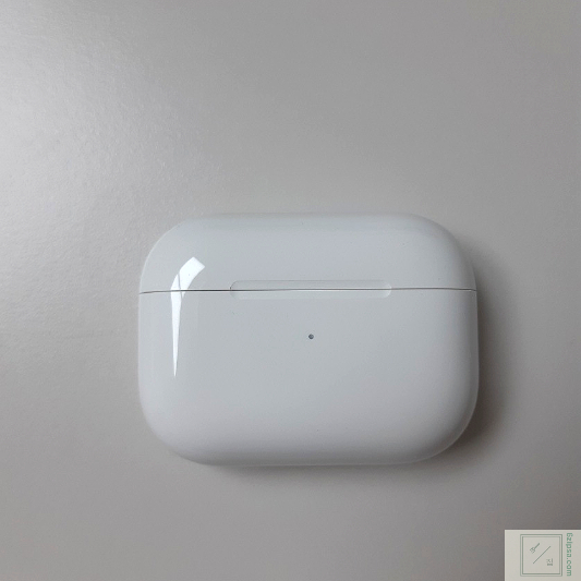 에어팟프로 충전케이스 전면 이미지 입니다.