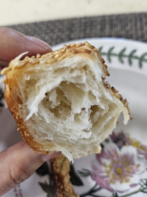 신세계백화점-스위트파크-베통-소금빵-참깨베이글단면