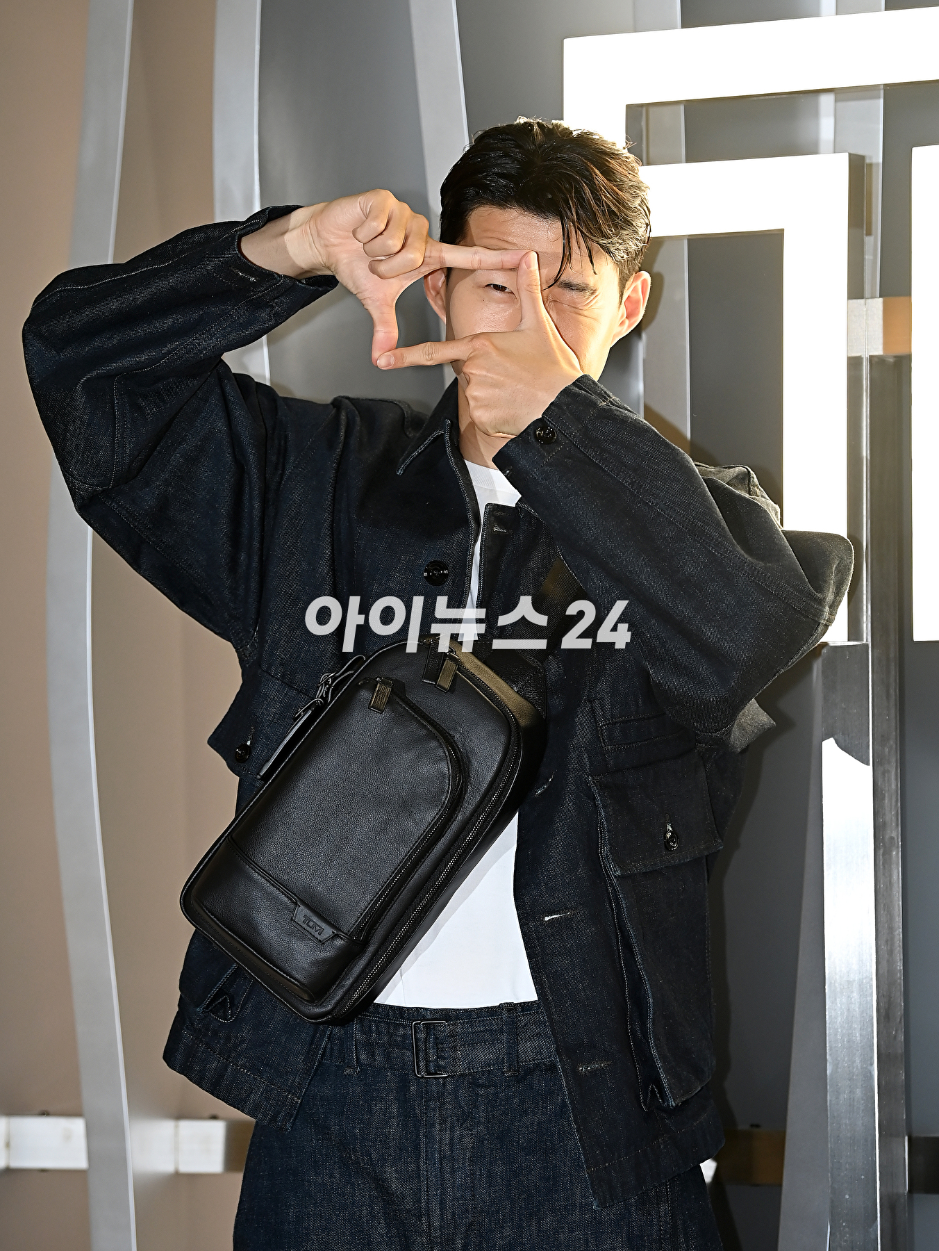 축구선수 손흥민이 3일 오후 서울 롯데월드몰 잠실점에서 열린 투미(TUMI) 팝업스토어 행사에서 포토타임을 갖고 있다. [사진=곽영래 기자]