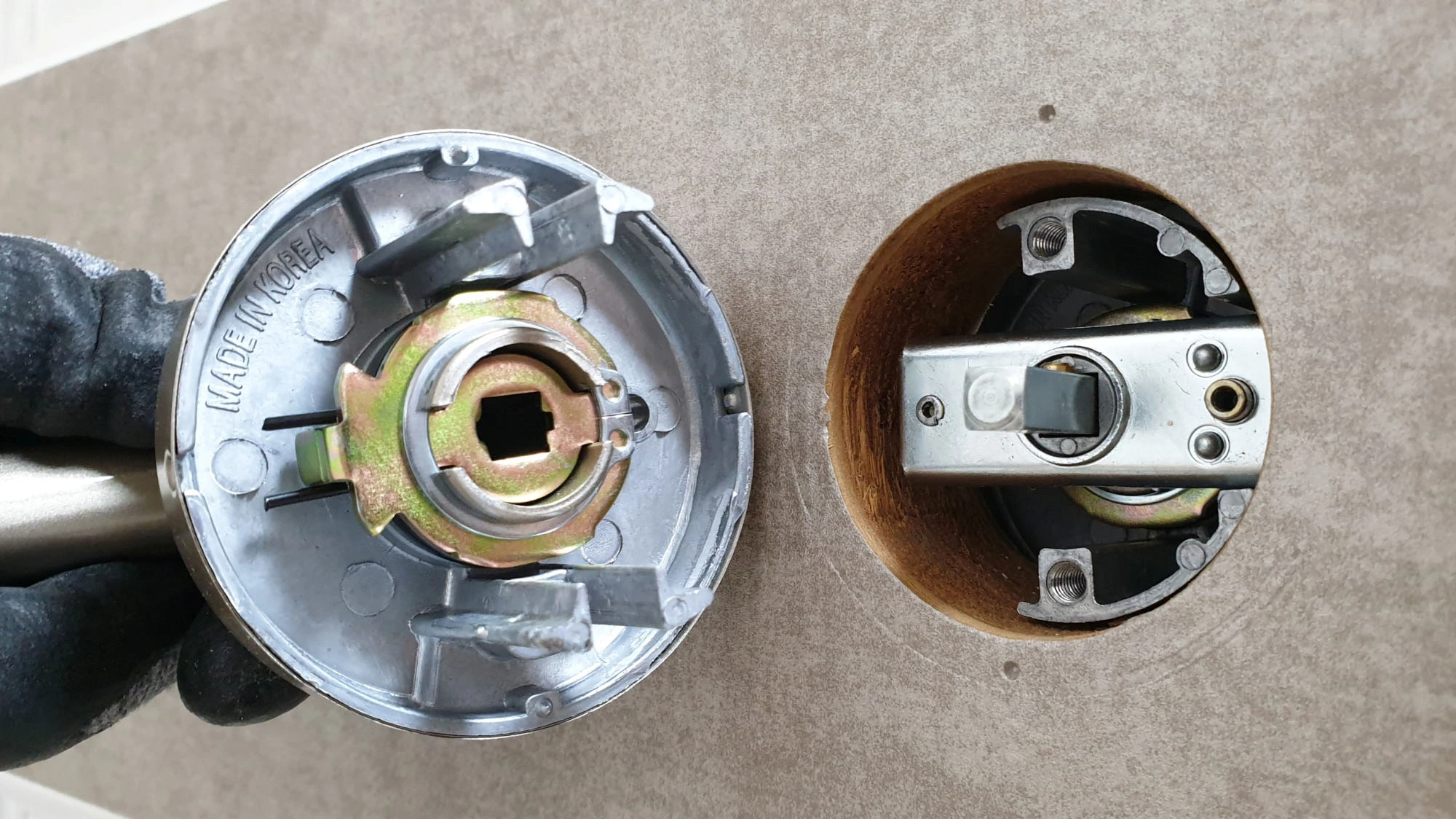 문 손잡이 끼우는 방향