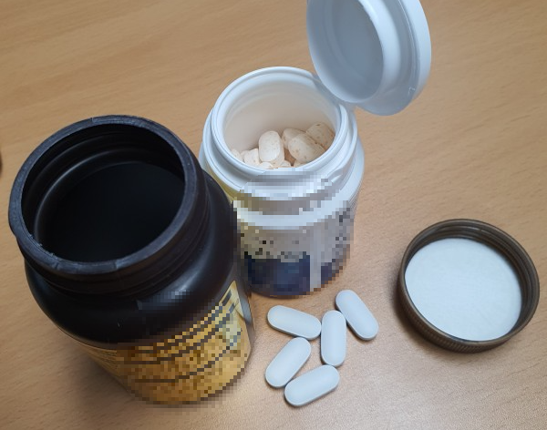 테이블-위에-놓인-약통