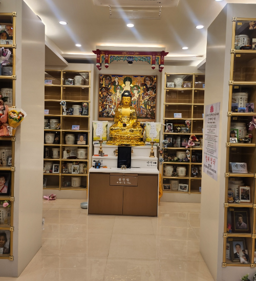 서울 흥창사 납골당 내부-부처님이 모셔진 평온하고 단정한 추모공간