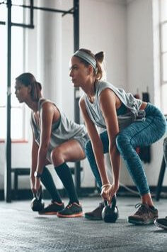 헬스장에서-스쿼시하는-두여자