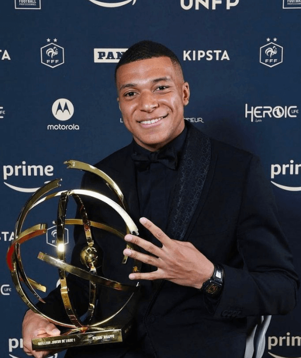 트로피를 받은 음바페